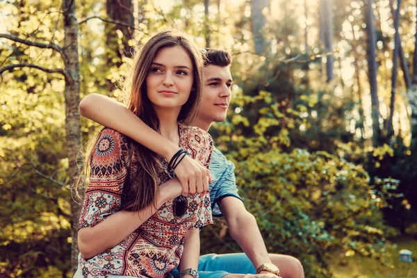 Любляча доросла пара в літньому парку — стокове фото