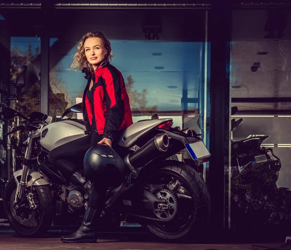 Mulher loira posando perto de moto . — Fotografia de Stock