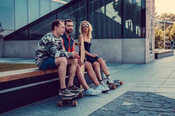 Longboards dinlenme ile insanlar — Stok fotoğraf