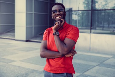 Kırmızı tshirt rahat siyah adam