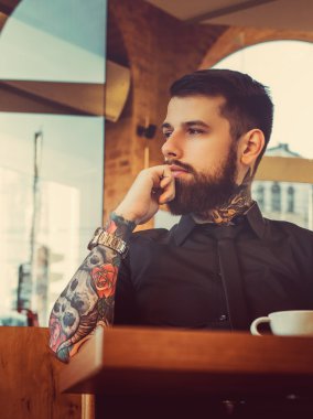 Dövmeli sakallı adam