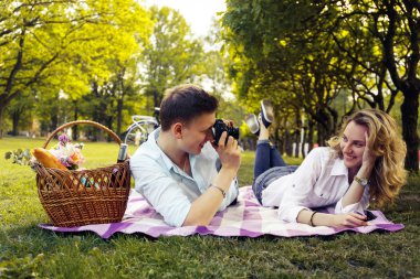 Piknik üzerinde güzel Çift