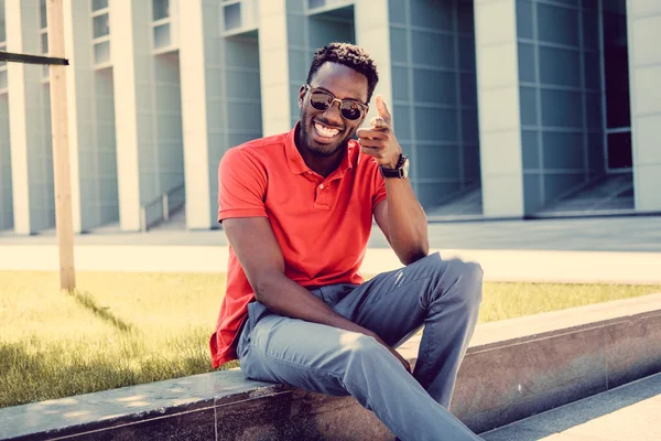 Hombre negro casual en camiseta roja —  Fotos de Stock