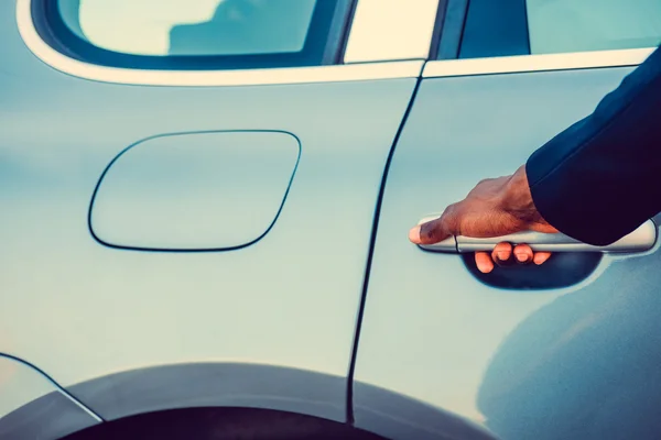 Hombre abriendo una puerta de coche — Foto de Stock