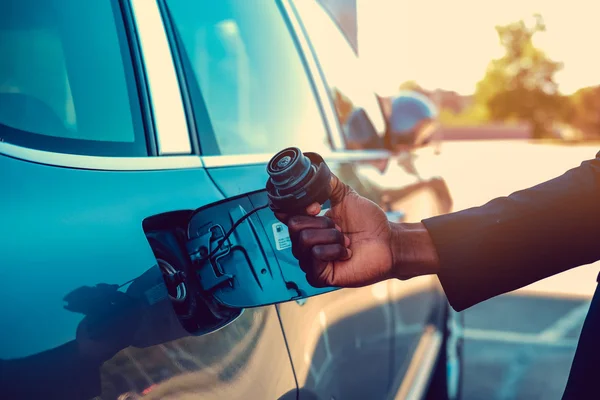 Orang kulit hitam membuka tangki bensin — Stok Foto