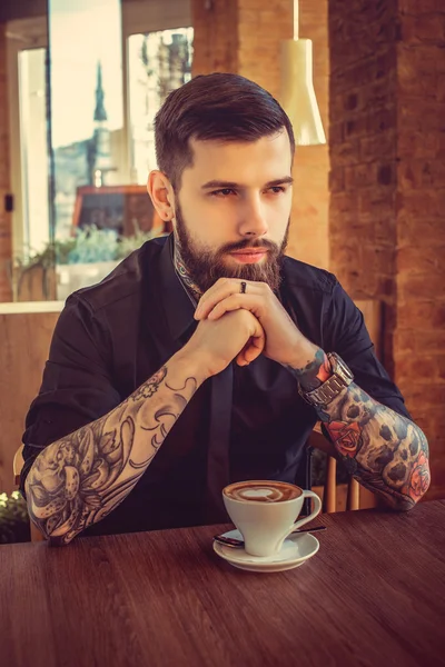 Hombre barbudo con tatuajes — Foto de Stock