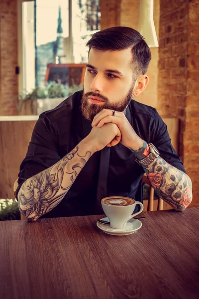 Hombre barbudo con tatuajes —  Fotos de Stock