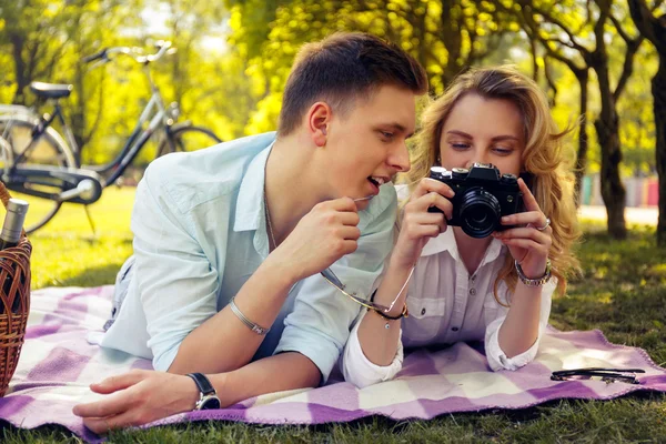 Bella coppia su picnic — Foto Stock