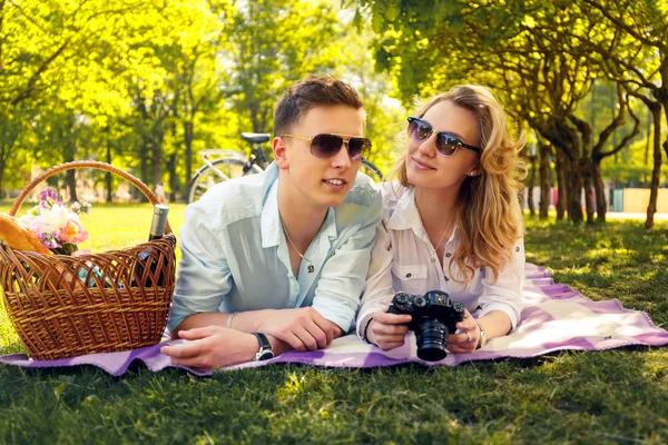 Preciosa pareja en el picnic — Foto de Stock