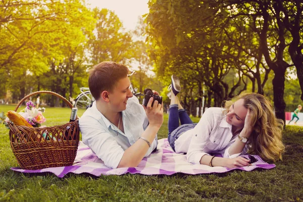 Piękna para na piknik — Zdjęcie stockowe