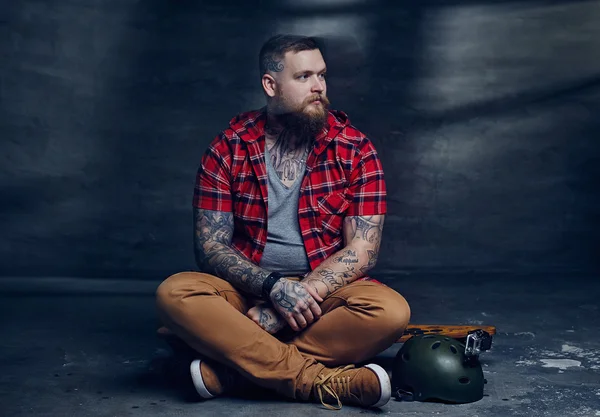 Hombre barbudo con camisa roja — Foto de Stock