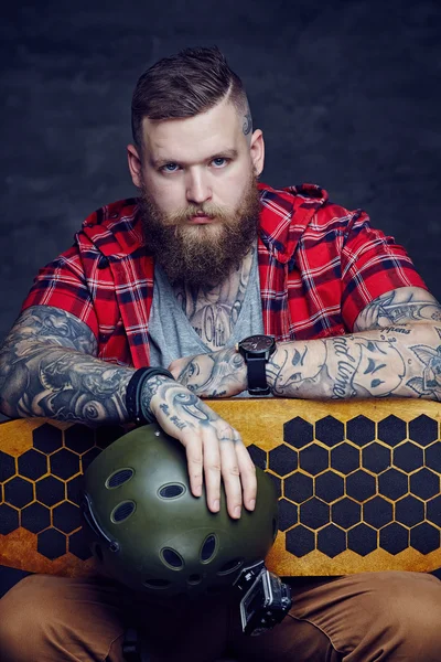 Hombre barbudo con camisa roja —  Fotos de Stock