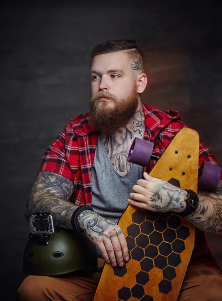 Homem barbudo em camisa vermelha — Fotografia de Stock