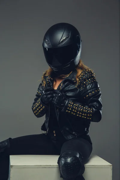 Feminino em capacete de motocicleta — Fotografia de Stock