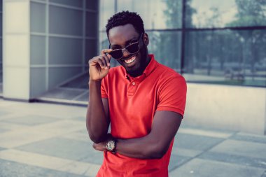 Kırmızı tshirt rahat siyah adam