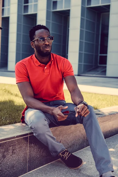 Alkalmi fekete ember a piros póló — Stock Fotó