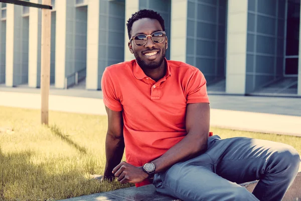 Hombre negro casual en camiseta roja —  Fotos de Stock