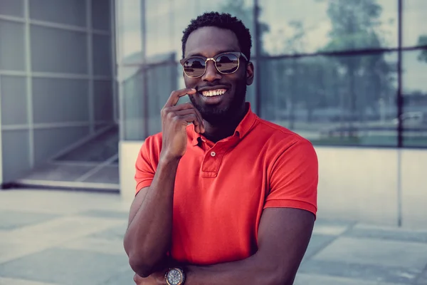 Hombre negro casual en camiseta roja —  Fotos de Stock