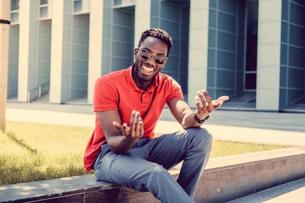 Hombre negro casual en camiseta roja —  Fotos de Stock