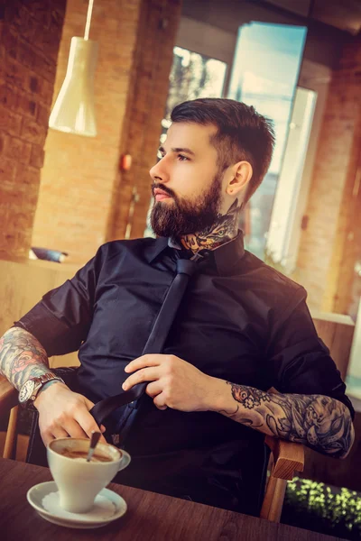 Vousatý muž s tetováním — Stock fotografie