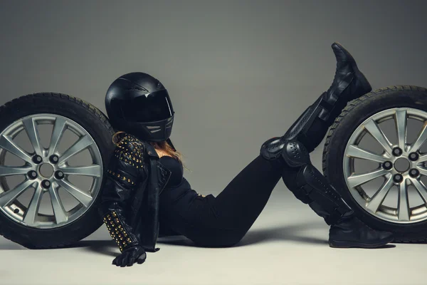 Feminino no capacete moto — Fotografia de Stock