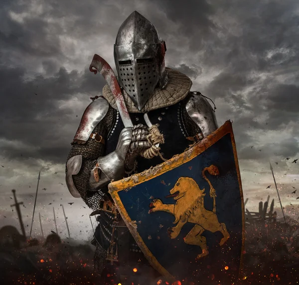 Cavaleiro com espada no campo de batalha — Fotografia de Stock