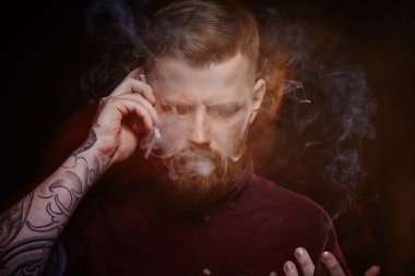 Sakallı erkek Smartphone tarafından konuşma