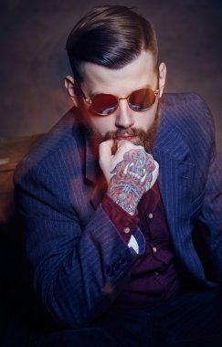 Sakallı erkek güneş gözlüğü 