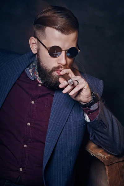 Kouření, vousatý muž — Stock fotografie