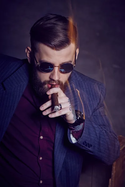 Курящий бородатый мужчина — стоковое фото