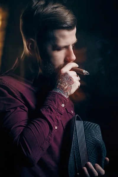 Skäggig man röka en cigarr — Stockfoto