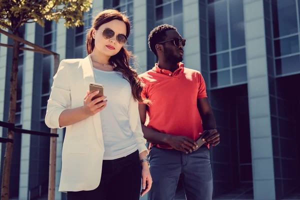 Hembra en gafas de sol con chico afroamericano — Foto de Stock