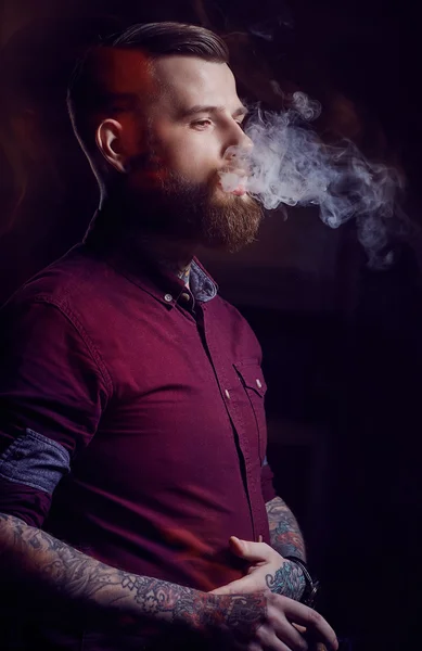 Homme barbu fumant un cigare — Photo