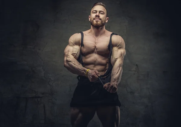 Huge bodybuilder rend his garments — Stock Photo, Image