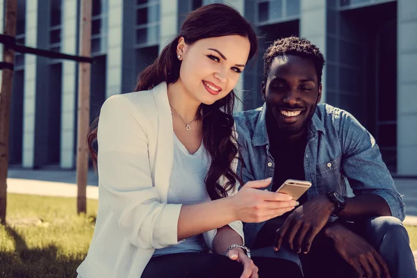 Coppia internazionale utilizzando smartphone — Foto Stock