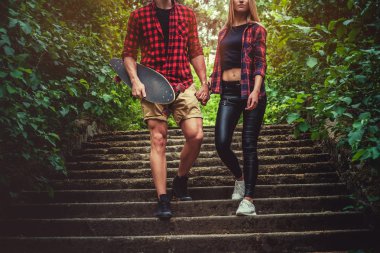 Footway üzerinde poz rahat genç Çift