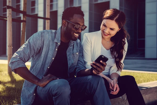 Internationales Paar nutzt Smartphone — Stockfoto