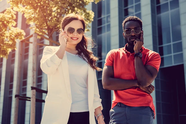 Kvinna i solglasögon med afro amerikansk kille — Stockfoto
