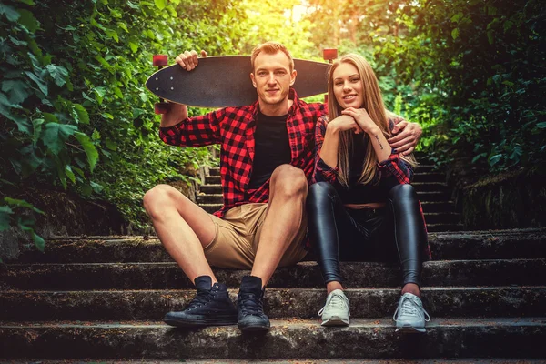 Lässiges junges Paar posiert auf Fußweg — Stockfoto