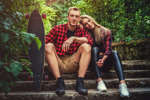 Casual jovem casal posando no pé — Fotografia de Stock