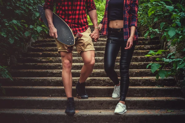 Casual joven pareja posando en footway —  Fotos de Stock