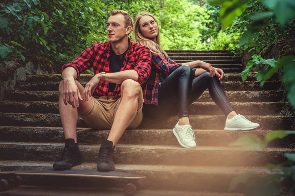 Lässiges junges Paar posiert auf Fußweg — Stockfoto