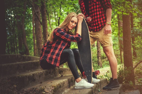 Casual jeune couple posant sur footway — Photo