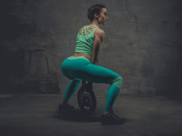 Femme athlétique faisant squats — Photo