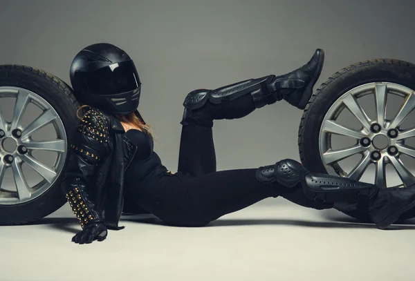 Feminino no capacete moto — Fotografia de Stock