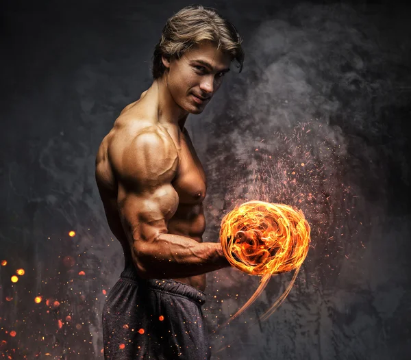 Dumbbell yanma ile bir adam portresi.