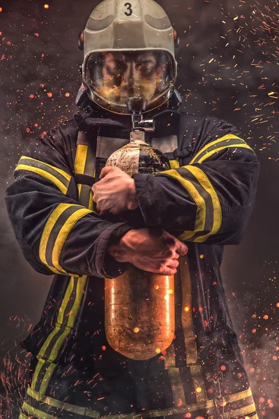 Bombero en casco y máscara — Foto de Stock