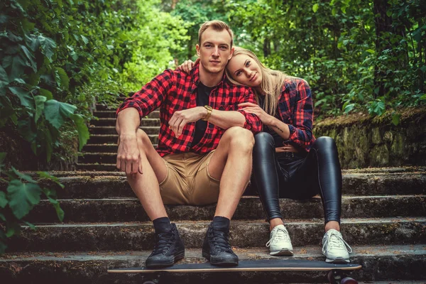 Lässiges junges Paar posiert auf Fußweg — Stockfoto