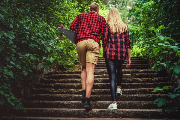 Lässiges junges Paar posiert auf Fußweg — Stockfoto