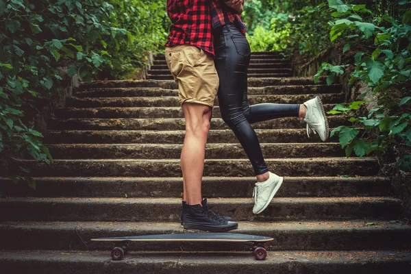 Casual young couple posing on footway — Stock Photo, Image